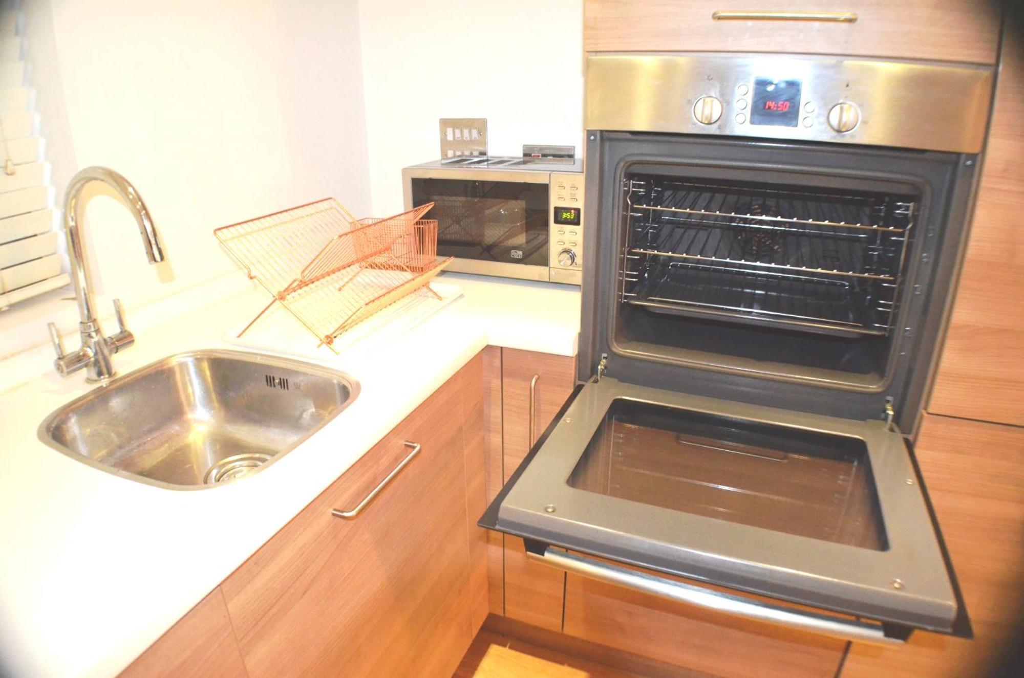 Brentwood Town Retreat - Large 2 Bedroom Apartment Екстериор снимка