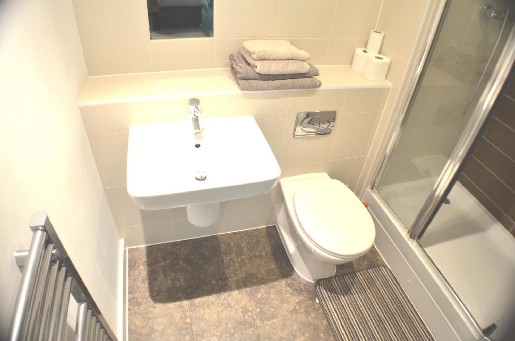Brentwood Town Retreat - Large 2 Bedroom Apartment Екстериор снимка